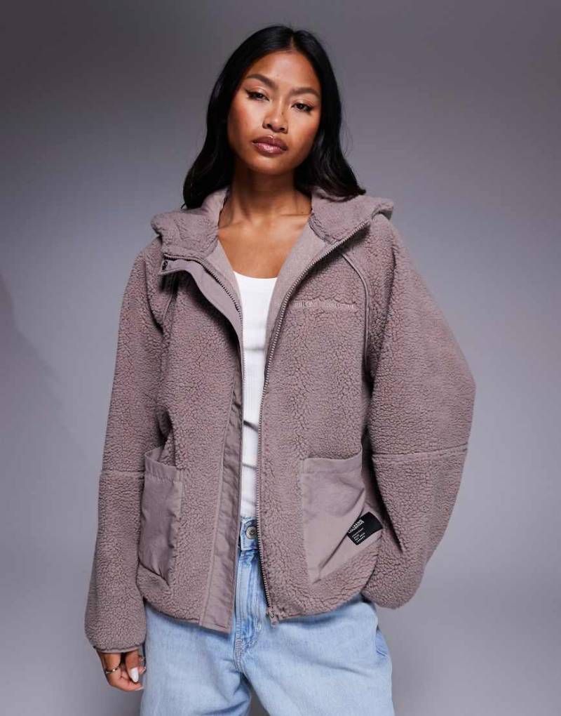 Weekend Collective - Jacke aus Teddyfleece in Braun mit durchgehendem Reißverschluss und Detail aus Nylon von ASOS Weekend Collective