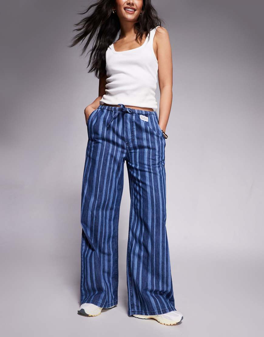 Weekend Collective - Jeans aus leichtem Denim mit Nadelstreifen-Blau Weekend Collective - Jeans aus leichtem Denim mit Nadelstreifen-Blau von ASOS Weekend Collective