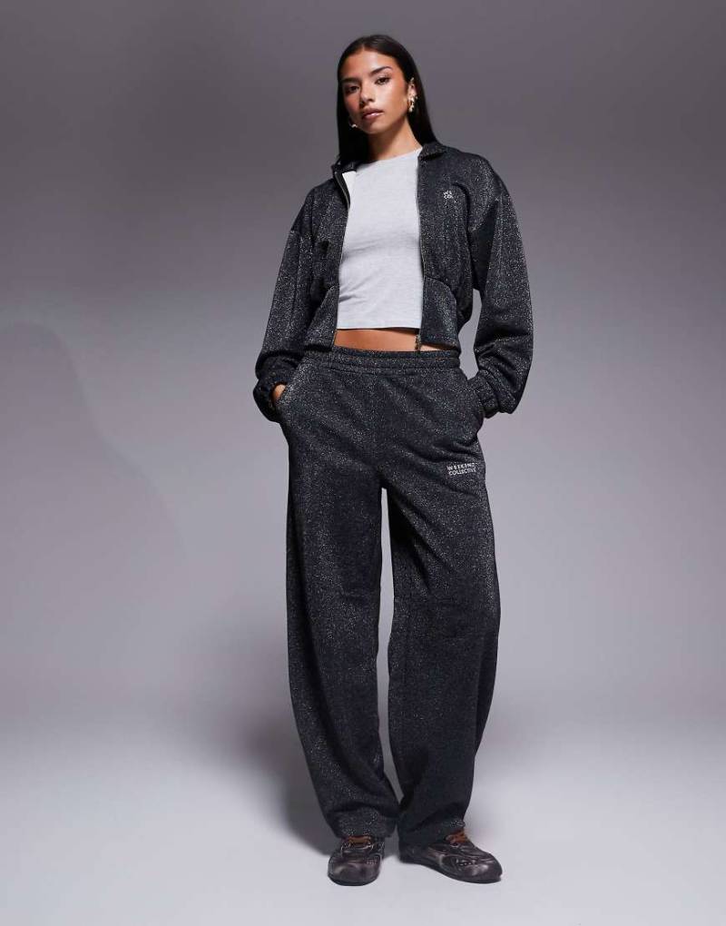 Weekend Collective - Jogginghose aus Metallic-Garn in Anthrazit mit weitem Bein, Kombiteil-Grau von ASOS Weekend Collective