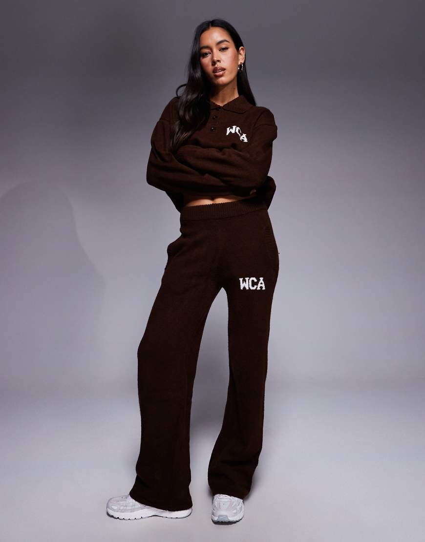 Weekend Collective - Jogginghose aus Strickstoff in Schokobraun mit College-Grafikprint und weitem Bein, Kombiteil-Brown von ASOS Weekend Collective
