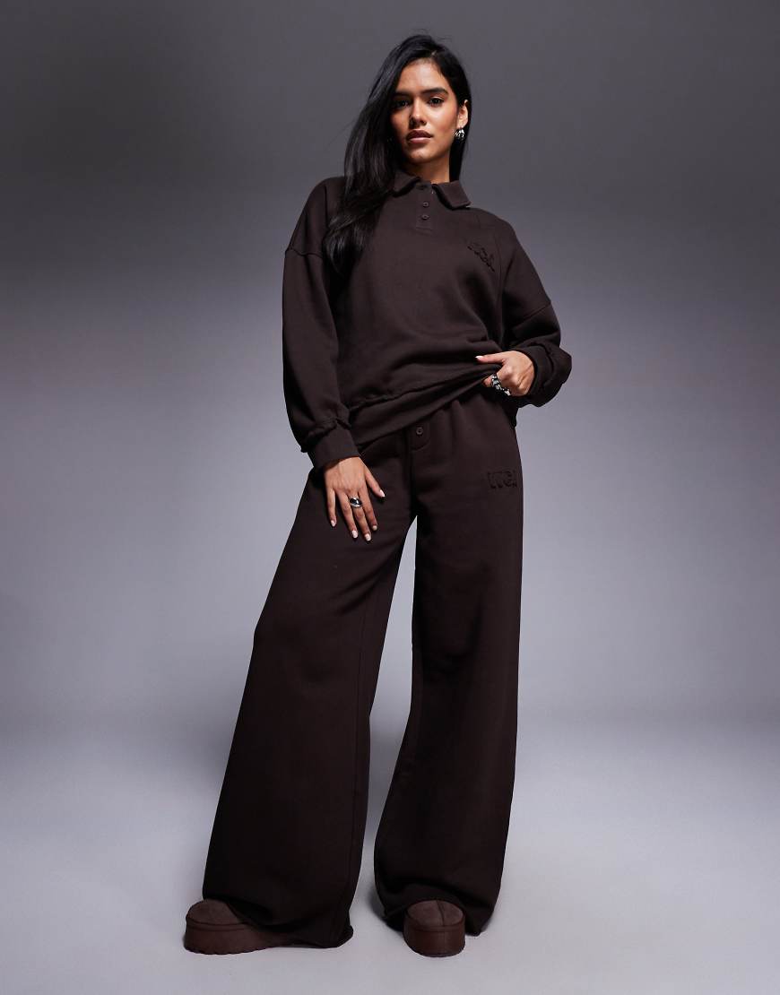 Weekend Collective - Jogginghose aus schwerem Stoff in Schokobraun mit weitem Bein und „Ski Club"-Print, Kombiteil-Brown von ASOS Weekend Collective