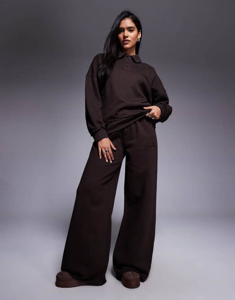 Weekend Collective - Jogginghose aus schwerem Stoff in Schokobraun mit weitem Bein und „Ski Club"-Print, Kombiteil-Brown von ASOS Weekend Collective