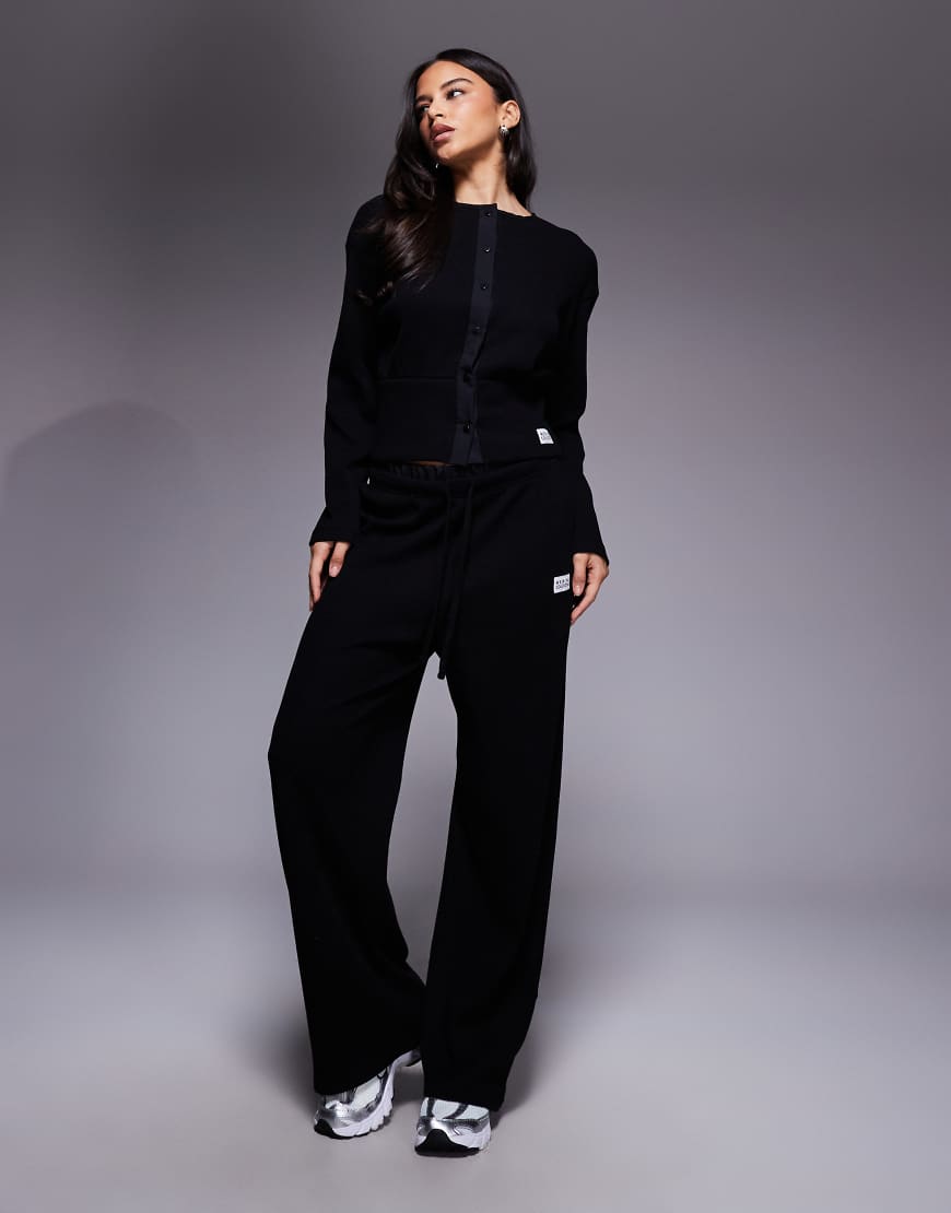 Weekend Collective - Jogginghose in Schwarz mit Waffelstruktur und weitem Bein, Kombiteil von ASOS Weekend Collective