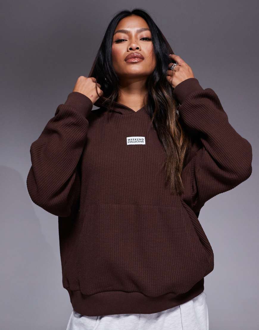 Weekend Collective - Kapuzenpullover aus schwerem Stoff in Schokobraun mit Waffelstruktur-Brown Weekend Collective - Kapuzenpullover aus schwerem Stoff in Schokobraun mit Waffelstruktur-Brown von ASOS Weekend Collective