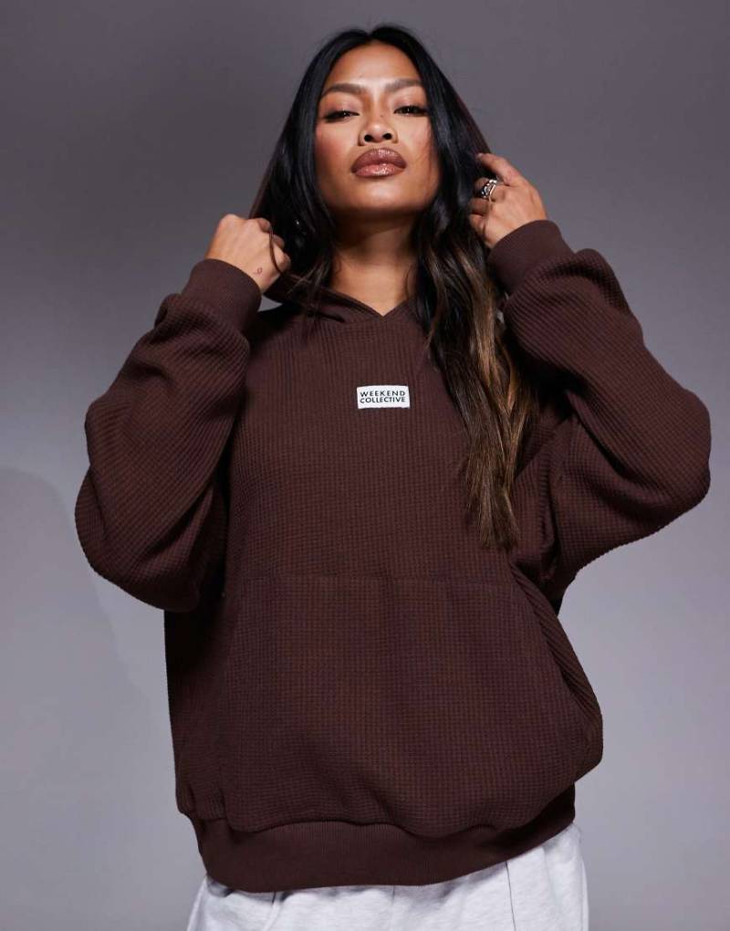Weekend Collective - Kapuzenpullover aus schwerem Stoff in Schokobraun mit Waffelstruktur-Brown von ASOS Weekend Collective