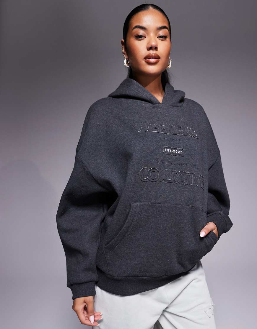 Weekend Collective - Kapuzenpullover in meliertem Anthrazit mit Applikationsmotiv-Grau Weekend Collective - Kapuzenpullover in meliertem Anthrazit mit Applikationsmotiv-Grau von ASOS Weekend Collective