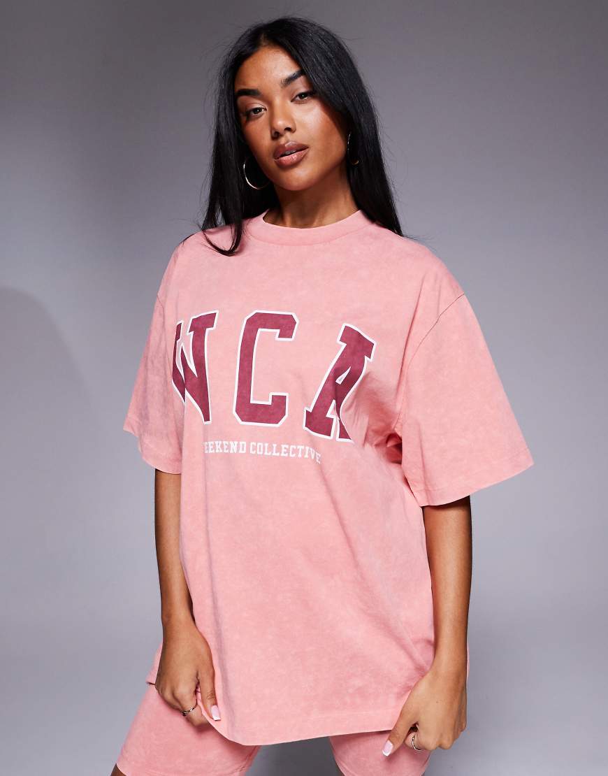 Weekend Collective - Knapp geschnittenes T-Shirt in Pfirsich und Blau mit College-Markenlogo, Kombiteil-Orange von ASOS Weekend Collective
