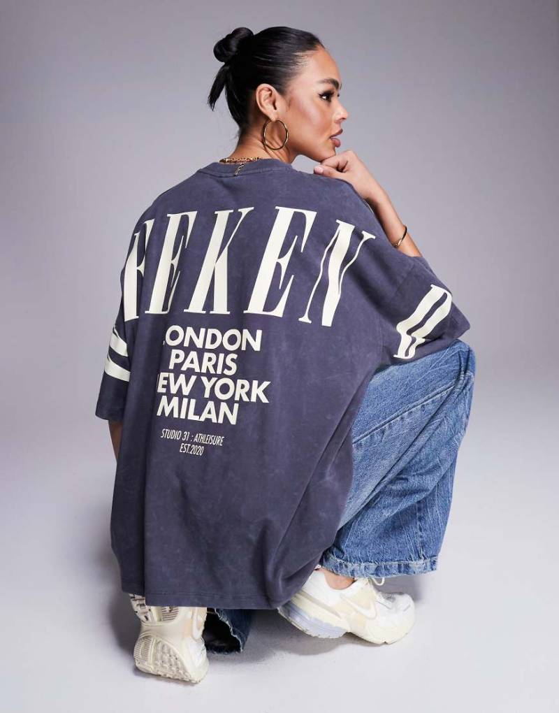 Weekend Collective - Kurzärmliges Oversize-Oberteil in verwaschenem Grau und Buttermilchgelb mit Stapel-Markenlogo am Rücken-Bunt von ASOS Weekend Collective