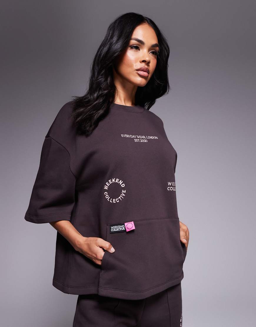 Weekend Collective - Kurzärmliges Sweatshirt in Schokobraun mit rosa Etikett-Logo Weekend Collective - Kurzärmliges Sweatshirt in Schokobraun mit rosa Etikett-Logo von ASOS Weekend Collective