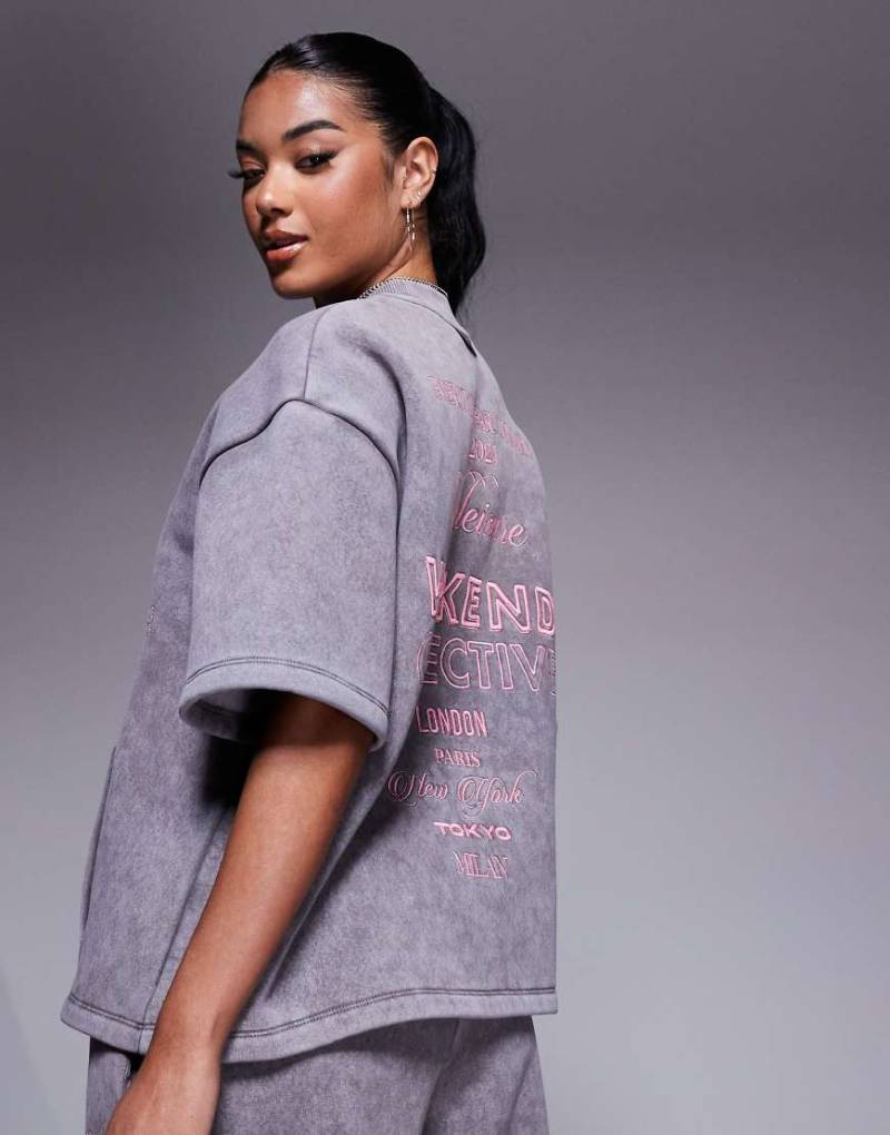 Weekend Collective - Kurzärmliges Sweatshirt in verwaschenem Grau mit rosa Etikett-Logo, Kombiteil von ASOS Weekend Collective