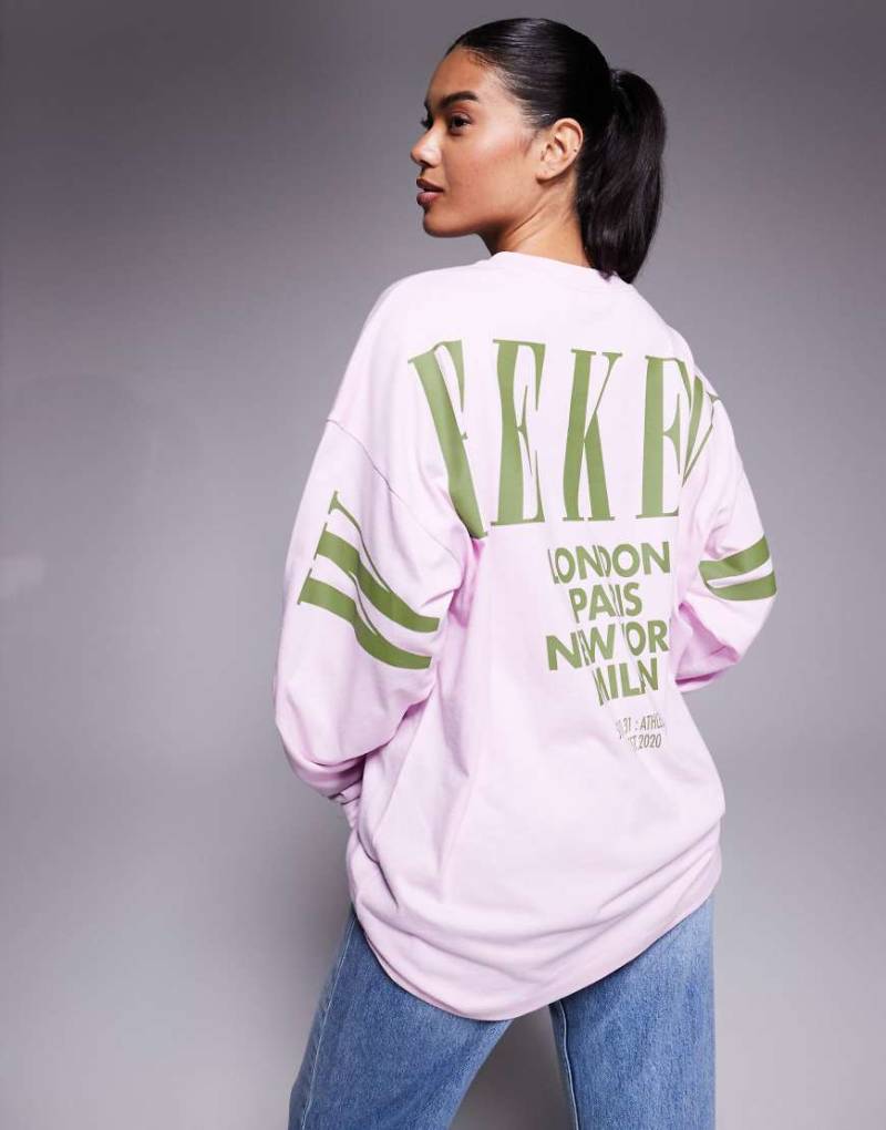 Weekend Collective - Langärmliges Oversize-T-Shirt in Rosa mit Stapel-Logo am Rücken von ASOS Weekend Collective