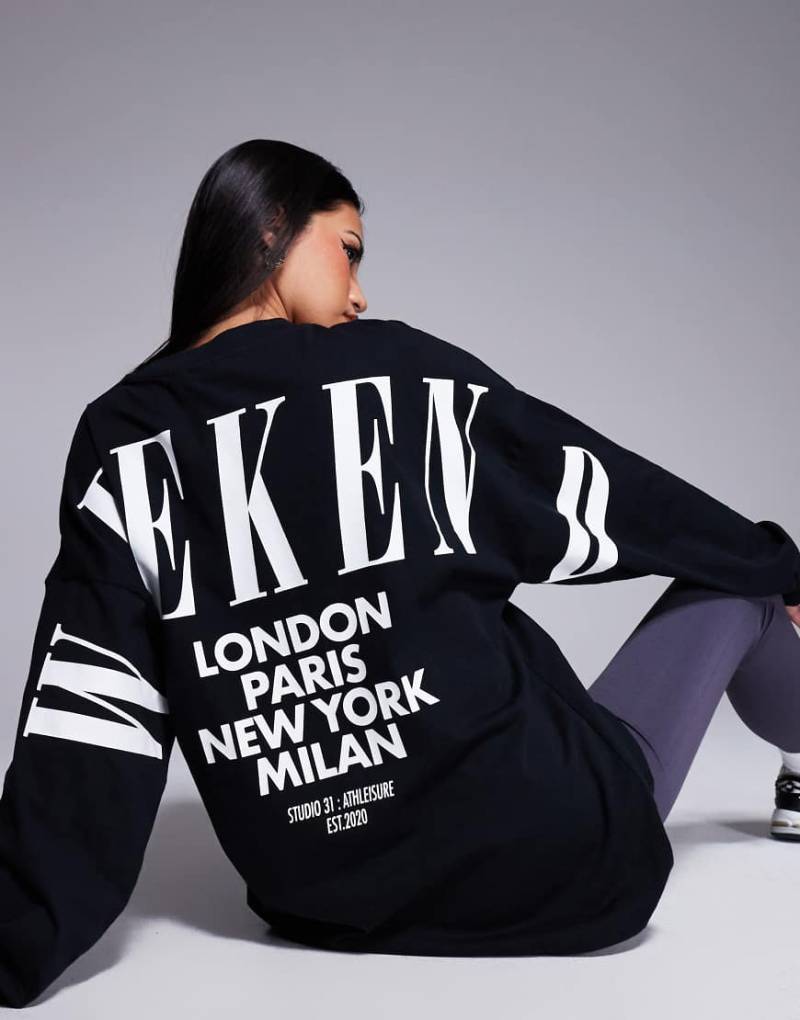 Weekend Collective - Langärmliges Oversize-T-Shirt in Schwarz mit Stapel-Logo am Rücken von ASOS Weekend Collective