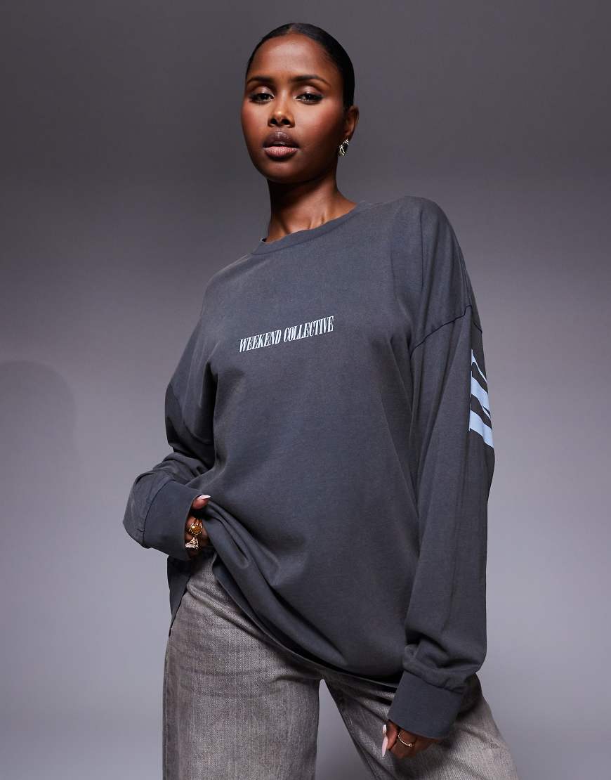 Weekend Collective - Langärmliges Oversize-T-Shirt in verwaschenem Anthrazit mit Stapel-Logo am Rücken-Grau Weekend Collective - Langärmliges Oversize-T-Shirt in verwaschenem Anthrazit mit Stapel-Logo am Rücken-Grau von ASOS Weekend Collective