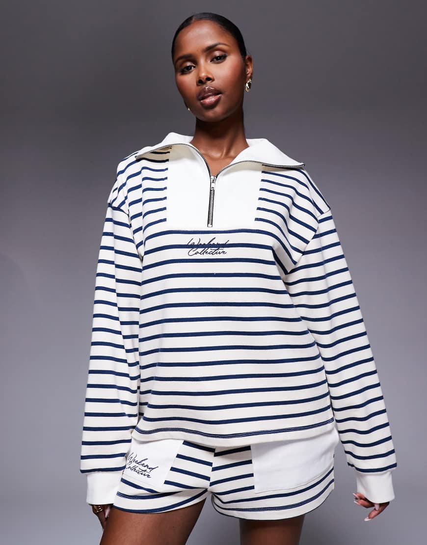 Weekend Collective - Langärmliges Sweatshirt in marineblau gestreift mit kurzem Reißverschluss und aufgesticktem Schriftzug-Bunt Weekend Collective - Langärmliges Sweatshirt in marineblau gestreift mit kurzem Reißverschluss und aufgesticktem Schriftzug-Bunt von ASOS Weekend Collective