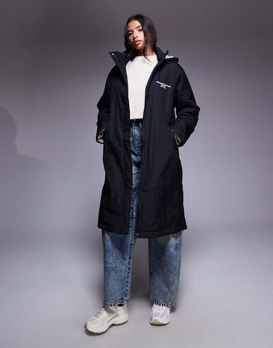 Weekend Collective - Longline-Mantel in Schwarz mit Grafik in Creme und Teddyfell-Futter-Marineblau von ASOS Weekend Collective