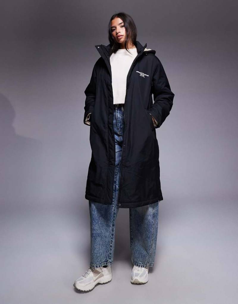 Weekend Collective - Longline-Mantel in Schwarz mit Grafik in Creme und Teddyfell-Futter-Marineblau von ASOS Weekend Collective