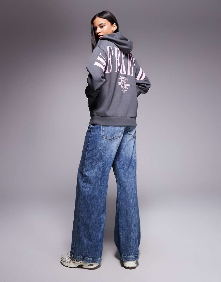 Weekend Collective - Oversize-Kapuzenpullover in Anthrazit mit Stapel-Logo auf dem Rücken-Grau Weekend Collective - Oversize-Kapuzenpullover in Anthrazit mit Stapel-Logo auf dem Rücken-Grau von ASOS Weekend Collective