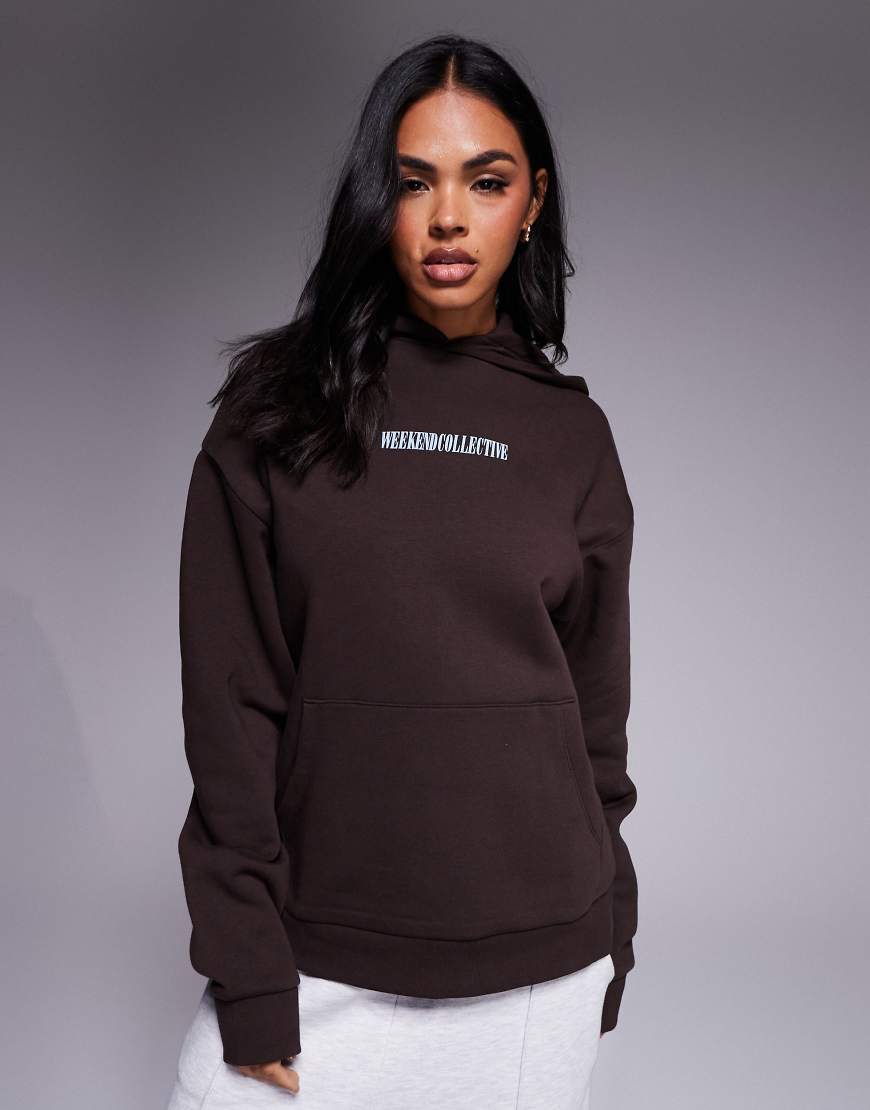 Weekend Collective - Oversize-Kapuzenpullover in Schokobraun mit Stapel-Logo auf dem Rücken von ASOS Weekend Collective