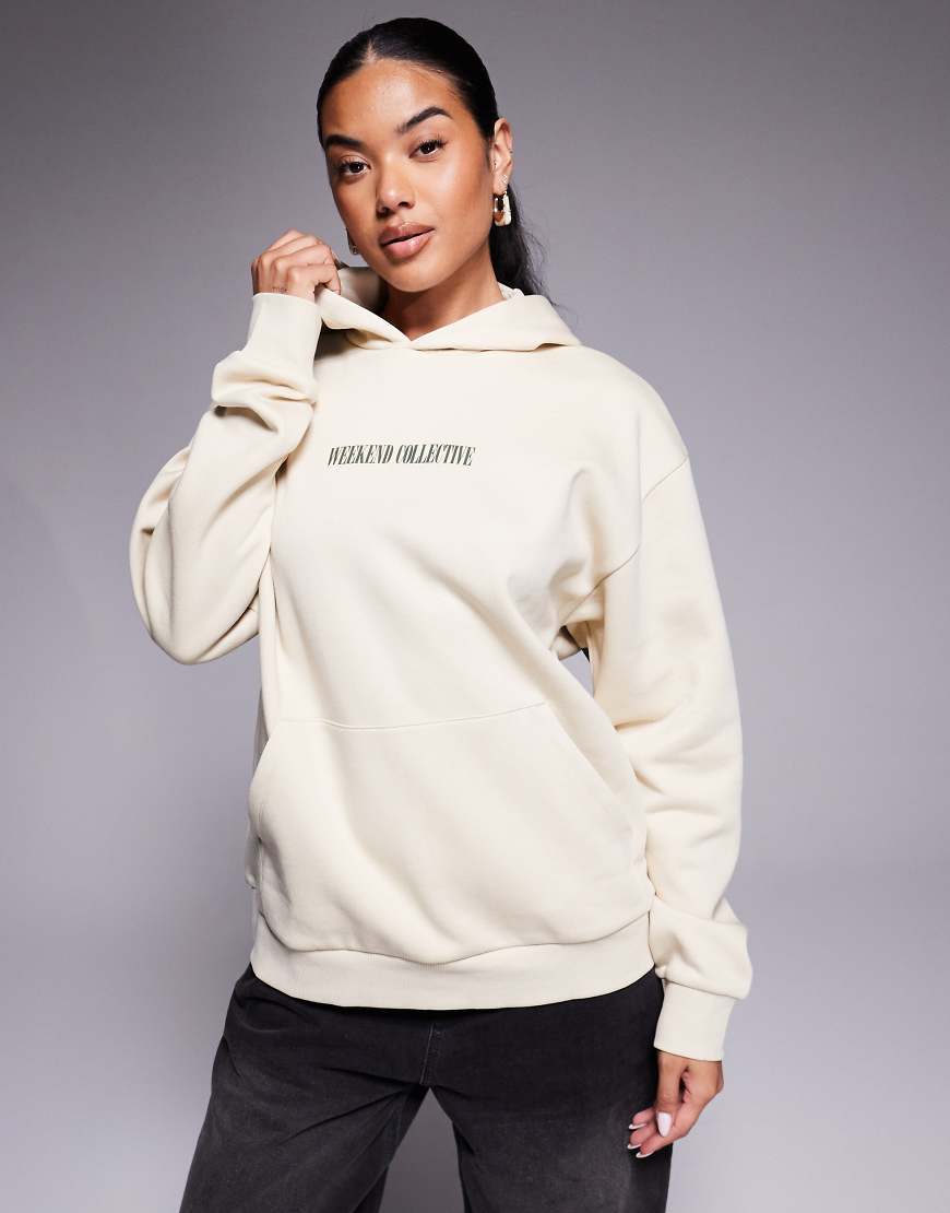 Weekend Collective - Oversize-Kapuzenpullover in Steinbeige mit Stapel-Logo auf dem Rücken-Neutral Weekend Collective - Oversize-Kapuzenpullover in Steinbeige mit Stapel-Logo auf dem Rücken-Neutral von ASOS Weekend Collective
