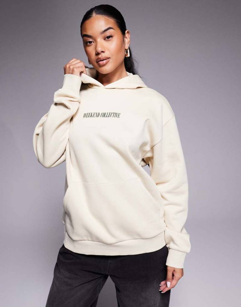 Weekend Collective - Oversize-Kapuzenpullover in Steinbeige mit Stapel-Logo auf dem Rücken-Neutral Weekend Collective - Oversize-Kapuzenpullover in Steinbeige mit Stapel-Logo auf dem Rücken-Neutral von ASOS Weekend Collective