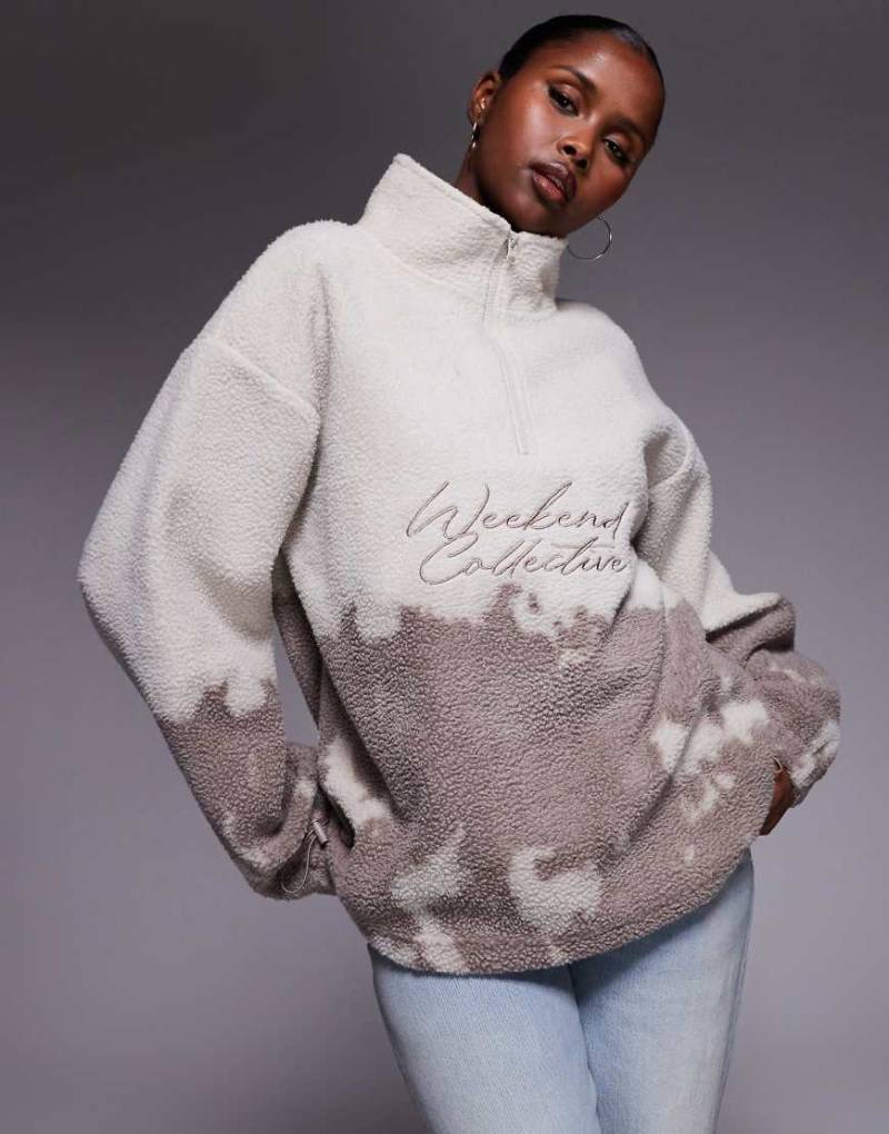 Weekend Collective - Oversize-Sweatshirt aus Teddyfell-Fleece in Creme mit Farbverlauf und braunem Print, halblangem Reißverschluss und Logo-Weiß von ASOS Weekend Collective