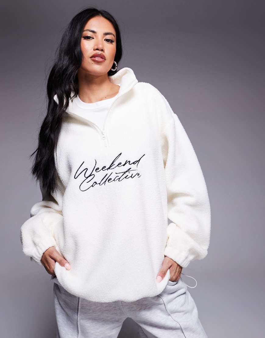 Weekend Collective - Oversize-Sweatshirt aus Teddyfell-Fleece in Creme mit halblangem Reißverschluss und Logo-Weiß Weekend Collective - Oversize-Sweatshirt aus Teddyfell-Fleece in Creme mit halblangem Reißverschluss und Logo-Weiß von ASOS Weekend Collective