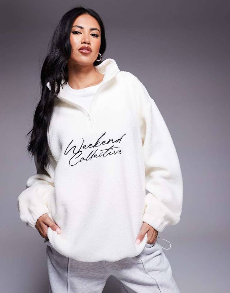 Weekend Collective - Oversize-Sweatshirt aus Teddyfell-Fleece in Creme mit halblangem Reißverschluss und Logo-Weiß von ASOS Weekend Collective