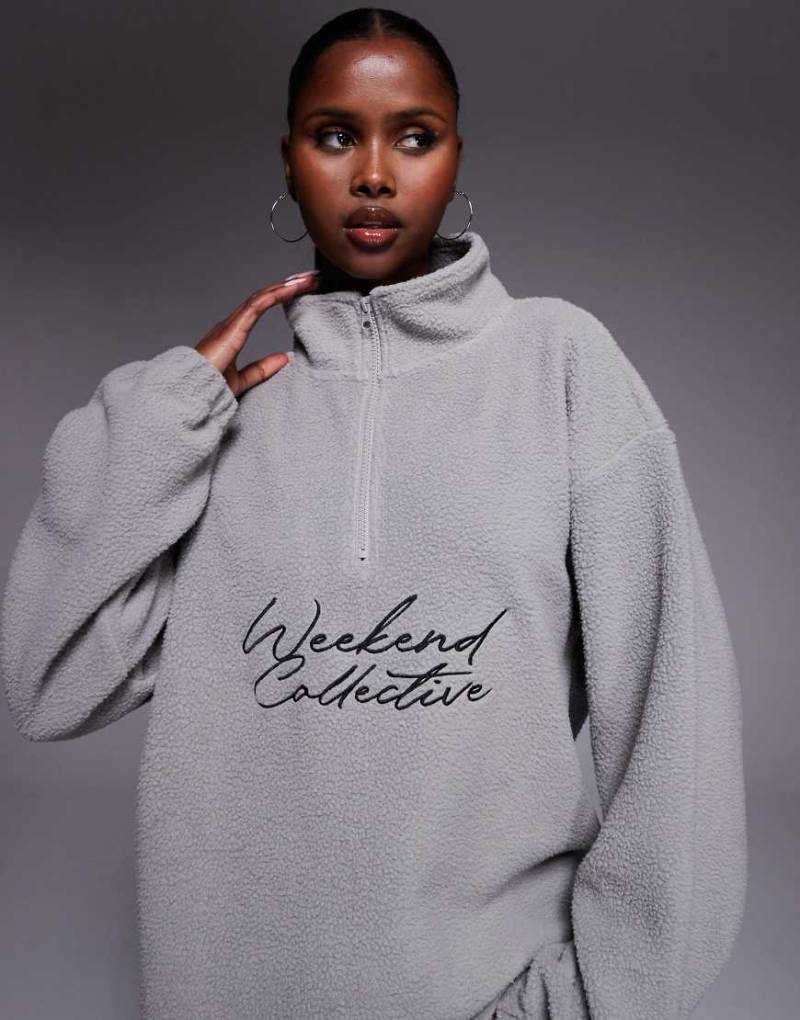Weekend Collective - Oversize-Sweatshirt aus Teddyfell-Fleece in Grau mit kurzem Reißverschluss und Logo von ASOS Weekend Collective