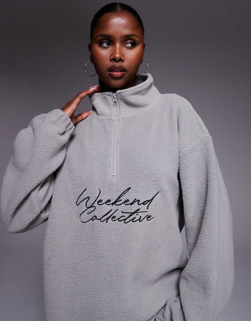 Weekend Collective - Oversize-Sweatshirt aus Teddyfell-Fleece in Grau mit kurzem Reißverschluss und Logo Weekend Collective - Oversize-Sweatshirt aus Teddyfell-Fleece in Grau mit kurzem Reißverschluss und Logo von ASOS Weekend Collective