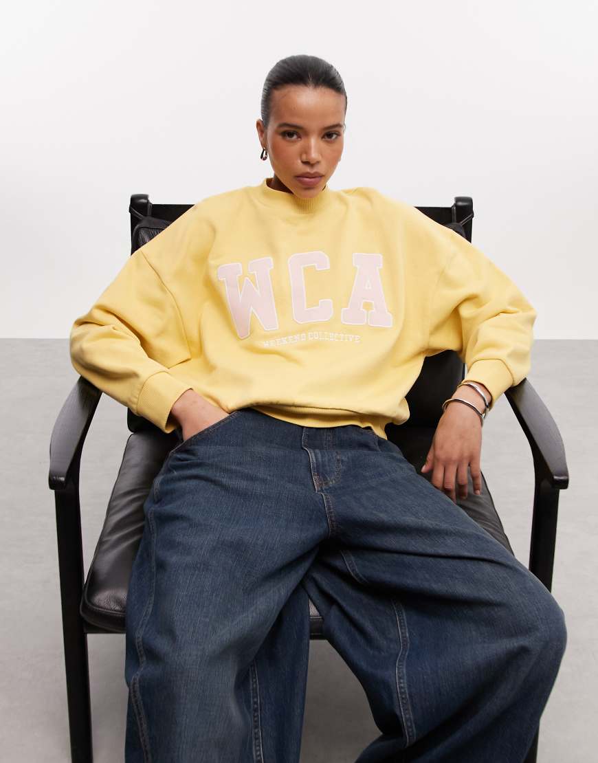 Weekend Collective - Oversize-Sweatshirt in Gelb mit College-Logo in Rosa von ASOS Weekend Collective