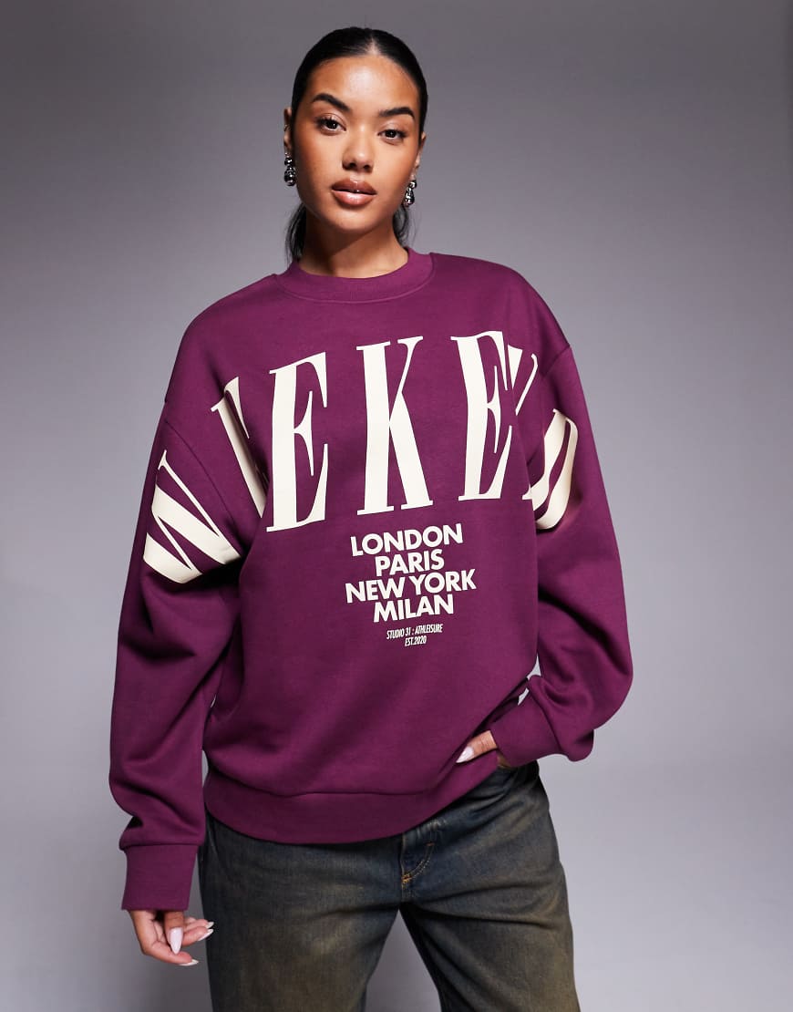 Weekend Collective - Oversize-Sweatshirt in Pflaume mit Stapel-Logo-Rot Weekend Collective - Oversize-Sweatshirt in Pflaume mit Stapel-Logo-Rot von ASOS Weekend Collective
