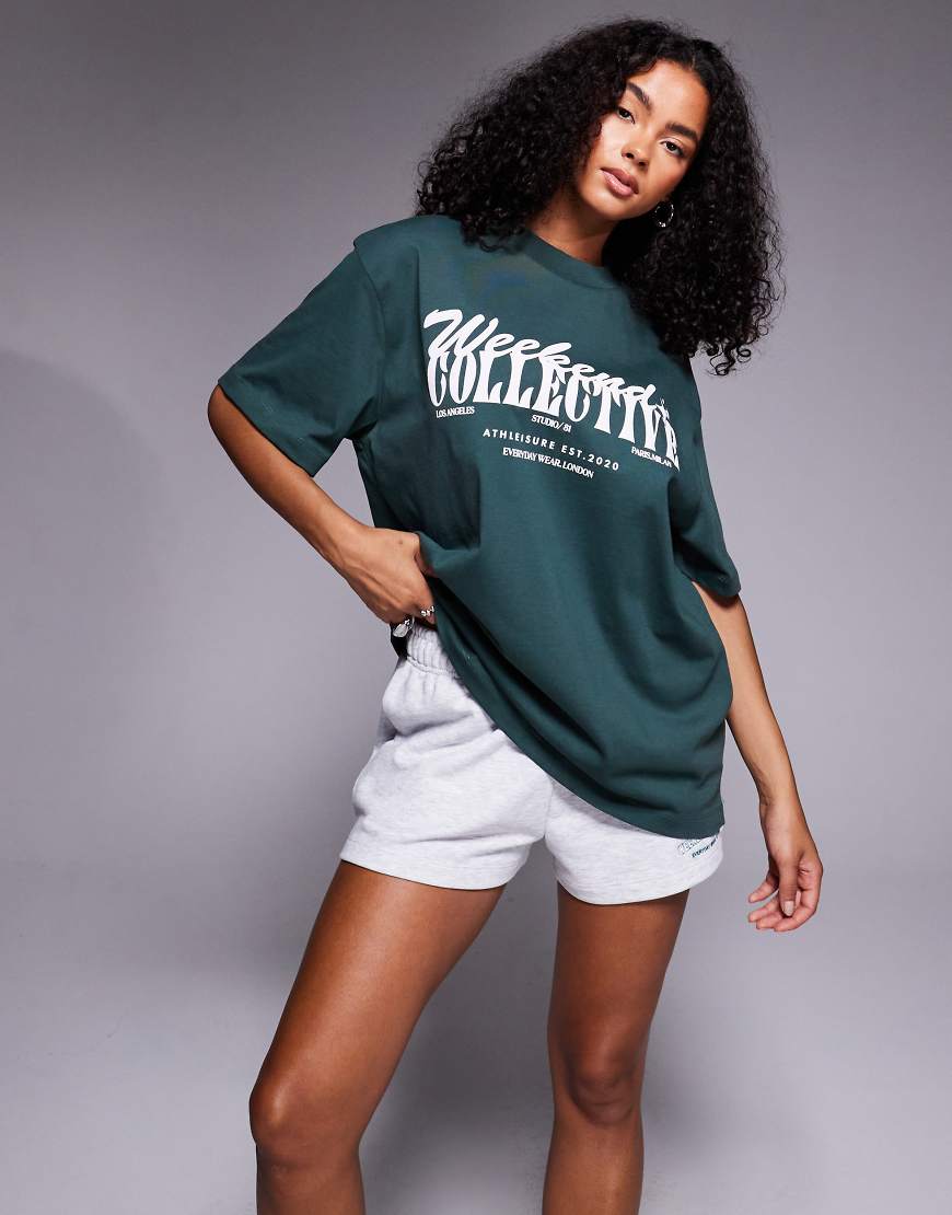 Weekend Collective - Oversize-T-Shirt in Grün mit Schriftzug-Grafiken Weekend Collective - Oversize-T-Shirt in Grün mit Schriftzug-Grafiken von ASOS Weekend Collective