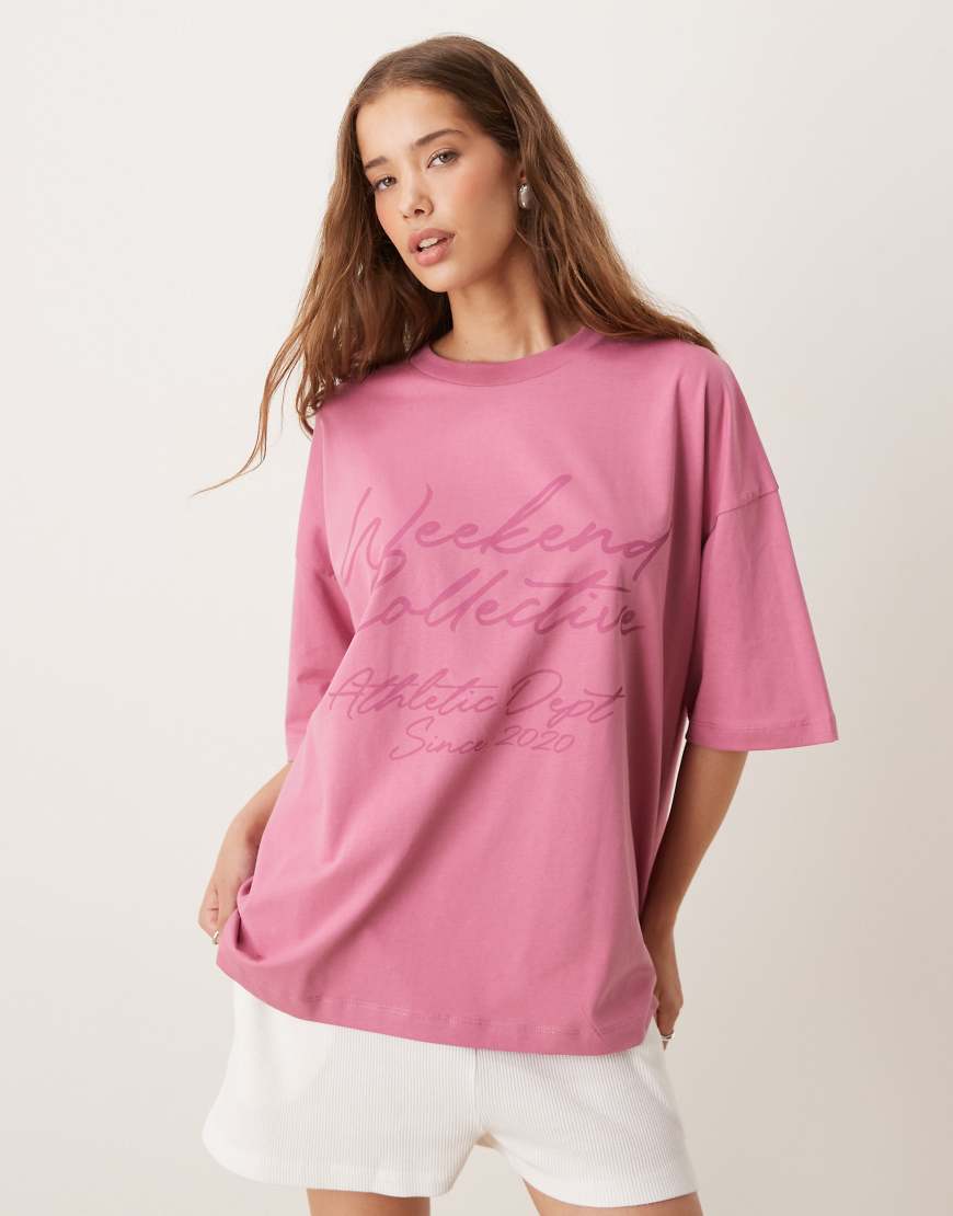 Weekend Collective - Oversize-T-Shirt in Rosa mit Kritzel-Logo Weekend Collective - Oversize-T-Shirt in Rosa mit Kritzel-Logo von ASOS Weekend Collective
