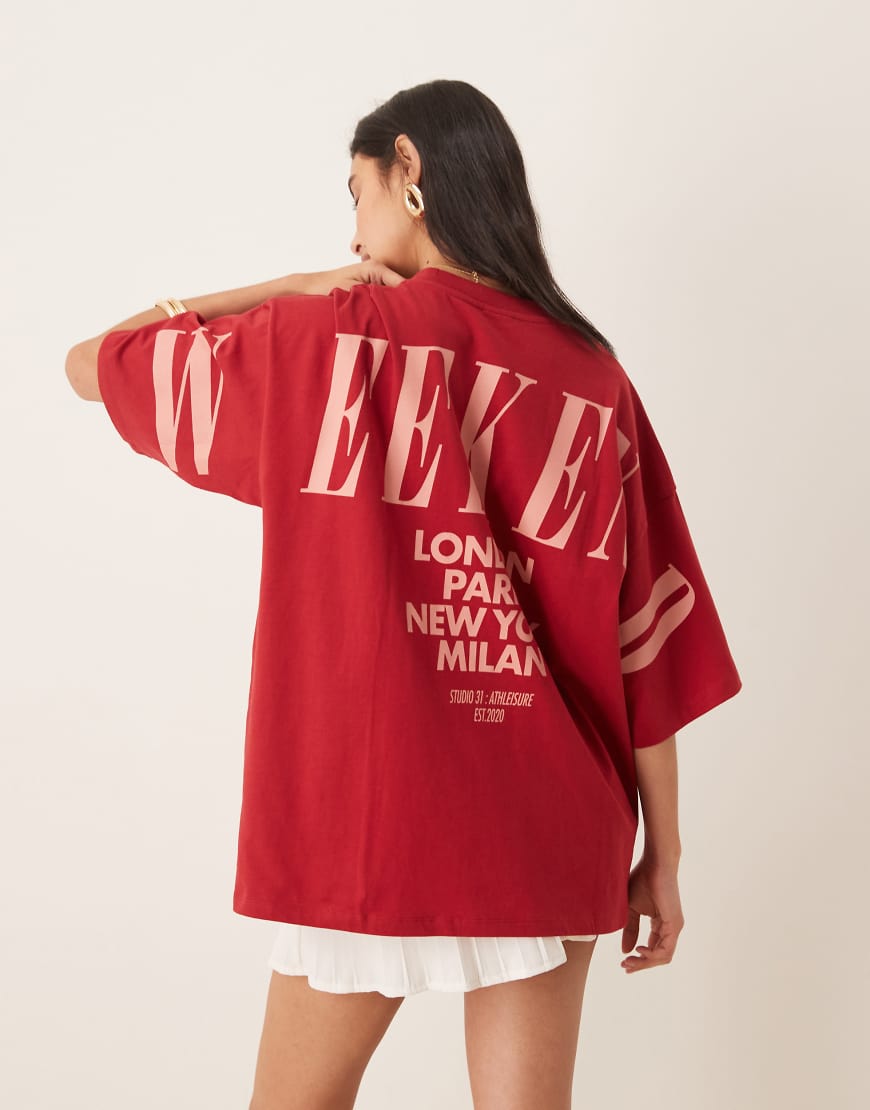 Weekend Collective - Oversize-T-Shirt in Rot und Rosa mit Stapel-Logo auf dem Rücken Weekend Collective - Oversize-T-Shirt in Rot und Rosa mit Stapel-Logo auf dem Rücken von ASOS Weekend Collective