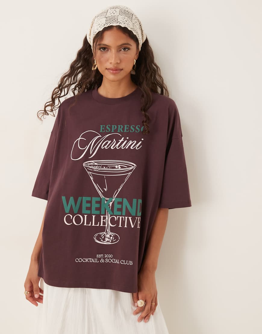 Weekend Collective - Oversize-T-Shirt in Schokobraun mit „Cocktail & Social Club"-Motivprint Weekend Collective - Oversize-T-Shirt in Schokobraun mit „Cocktail & Social Club"-Motivprint von ASOS Weekend Collective