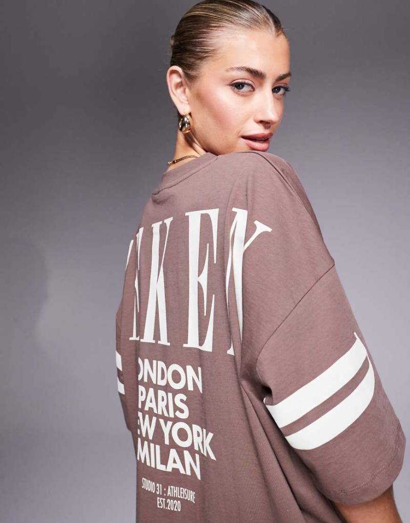 Weekend Collective - Oversize-T-Shirt in Schokobraun mit gestaffeltem Logo auf dem Rücken von ASOS Weekend Collective