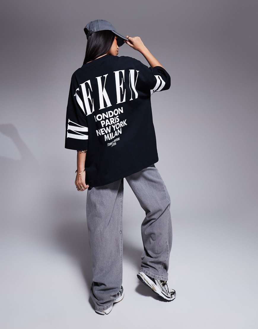 Weekend Collective - Oversize-T-Shirt in Schwarz mit Stapel-Logo auf dem Rücken Weekend Collective - Oversize-T-Shirt in Schwarz mit Stapel-Logo auf dem Rücken von ASOS Weekend Collective