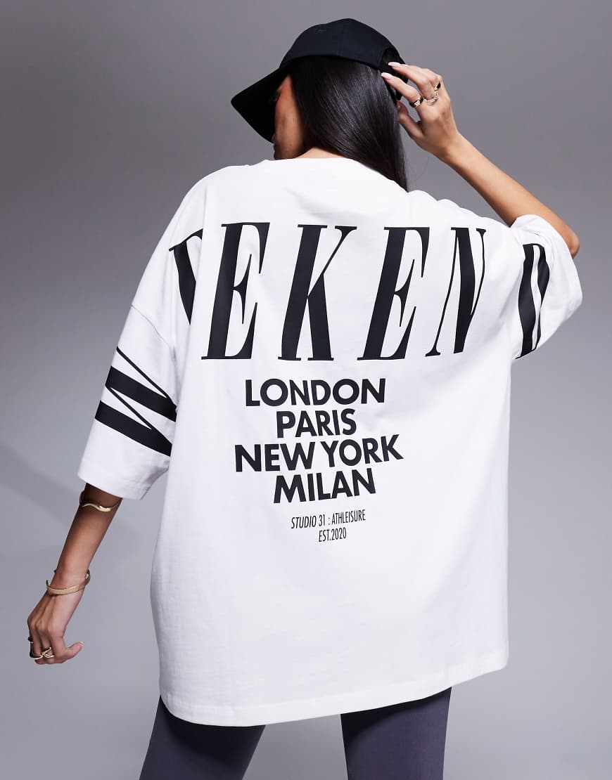 Weekend Collective - Oversize-T-Shirt in Weiß mit Stapel-Logo auf dem Rücken Weekend Collective - Oversize-T-Shirt in Weiß mit Stapel-Logo auf dem Rücken von ASOS Weekend Collective