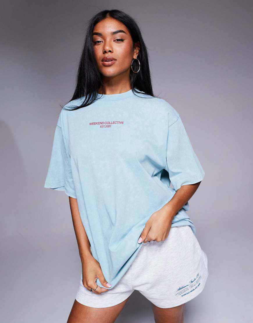 Weekend Collective - Oversize-T-Shirt verwaschenem Blau mit auffälliger Logo-Schriftgrafik hinten Weekend Collective - Oversize-T-Shirt verwaschenem Blau mit auffälliger Logo-Schriftgrafik hinten von ASOS Weekend Collective