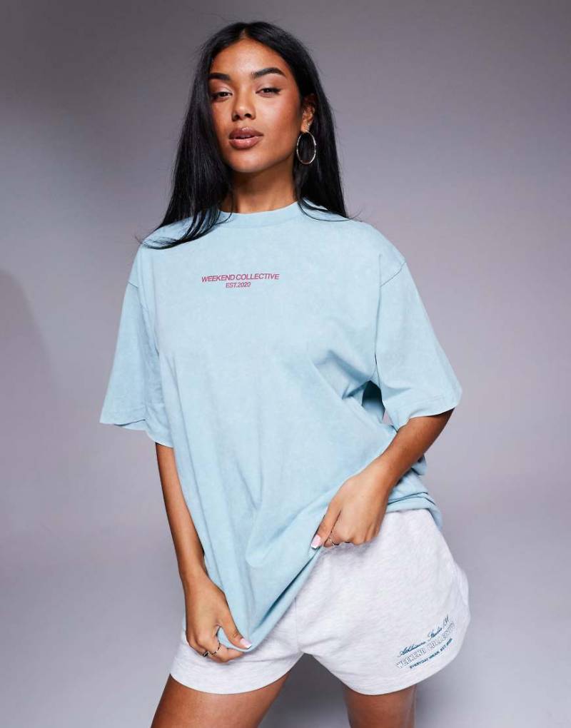 Weekend Collective - Oversize-T-Shirt verwaschenem Blau mit auffälliger Logo-Schriftgrafik hinten von ASOS Weekend Collective
