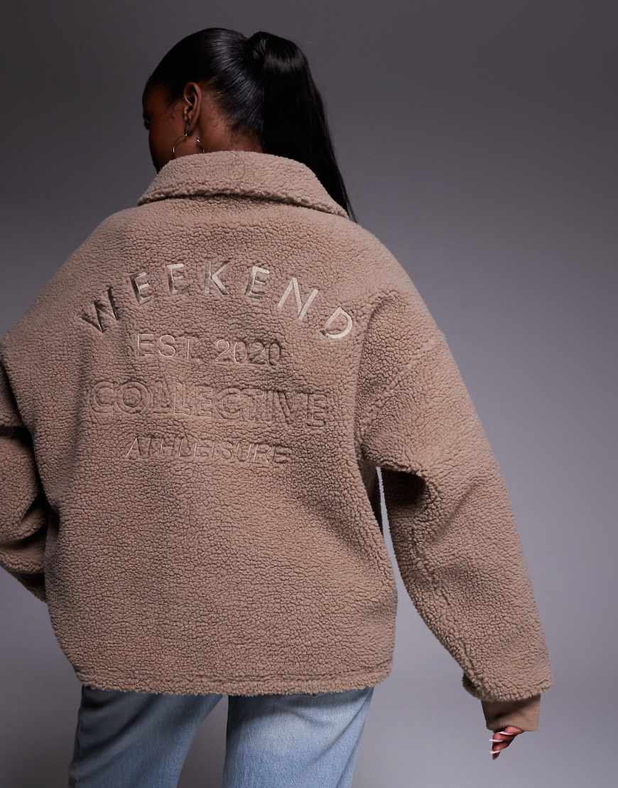 Weekend Collective - Pullover in Braun aus Teddy-Fleece mit kurzem Reißverschluss und Rückenstickerei Weekend Collective - Pullover in Braun aus Teddy-Fleece mit kurzem Reißverschluss und Rückenstickerei von ASOS Weekend Collective