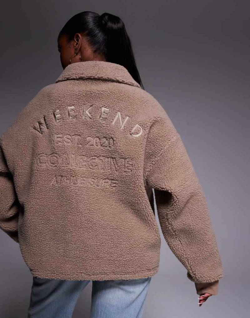 Weekend Collective - Pullover in Braun aus Teddy-Fleece mit kurzem Reißverschluss und Rückenstickerei von ASOS Weekend Collective