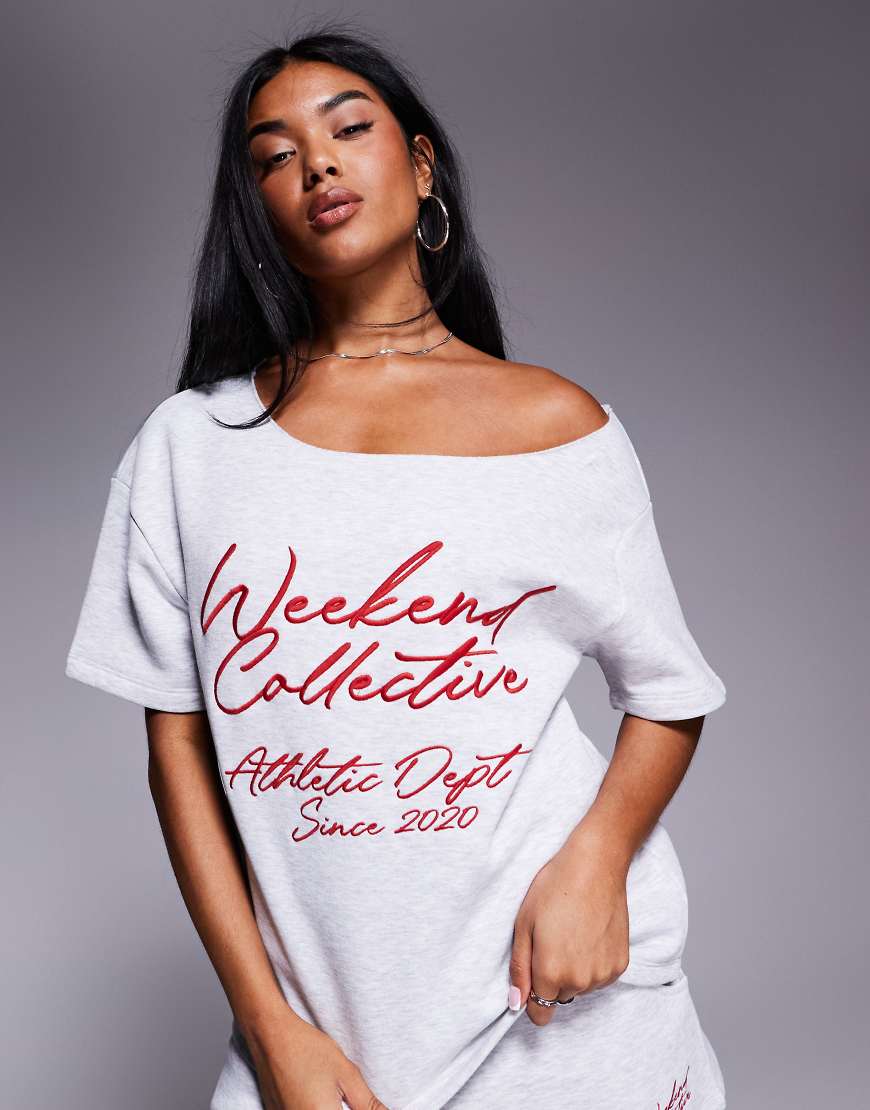 Weekend Collective - Schulterfreies Sweatshirt in meliertem Grau mit rotem Kritzel-Logo, Kombiteil Weekend Collective - Schulterfreies Sweatshirt in meliertem Grau mit rotem Kritzel-Logo, Kombiteil von ASOS Weekend Collective