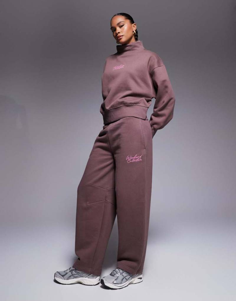 Weekend Collective - Schwere Jogginghose in Schokobraun mit weitem, abgerundetem Bein und Stickerei in Kritzeloptik, Kombiteil-Brown von ASOS Weekend Collective