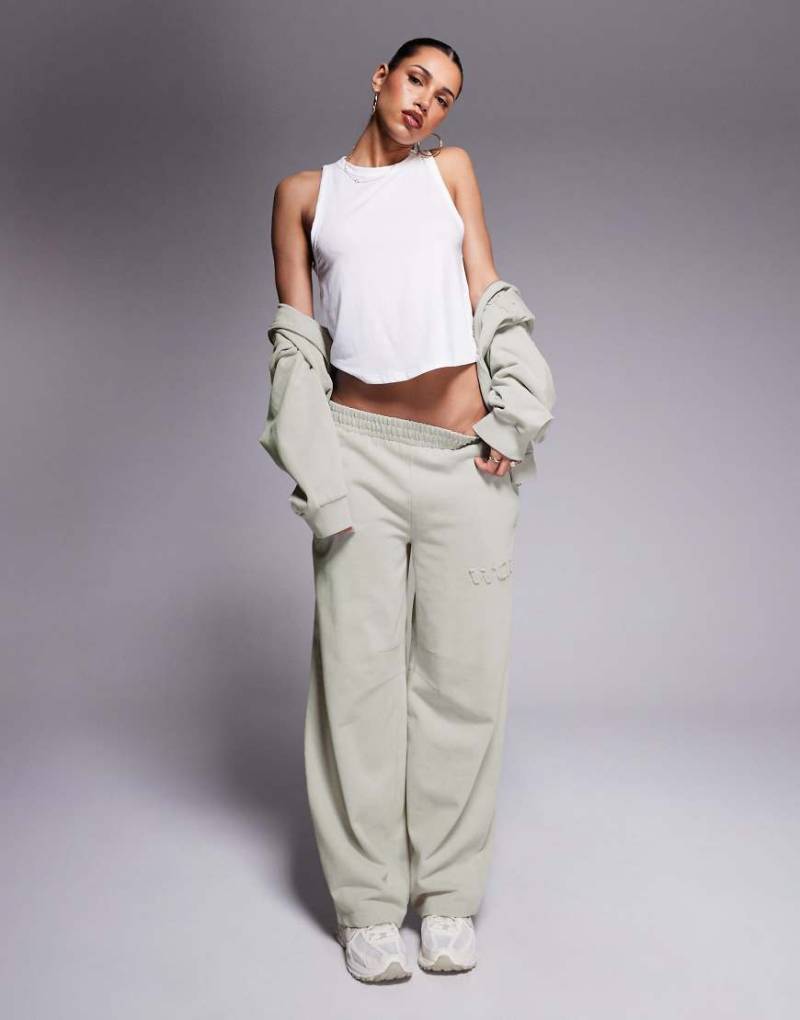 Weekend Collective - Schwere Jogginghose in verwaschenem Salbeigrün mit abgerundetem Beinschnitt, Kombiteil von ASOS Weekend Collective