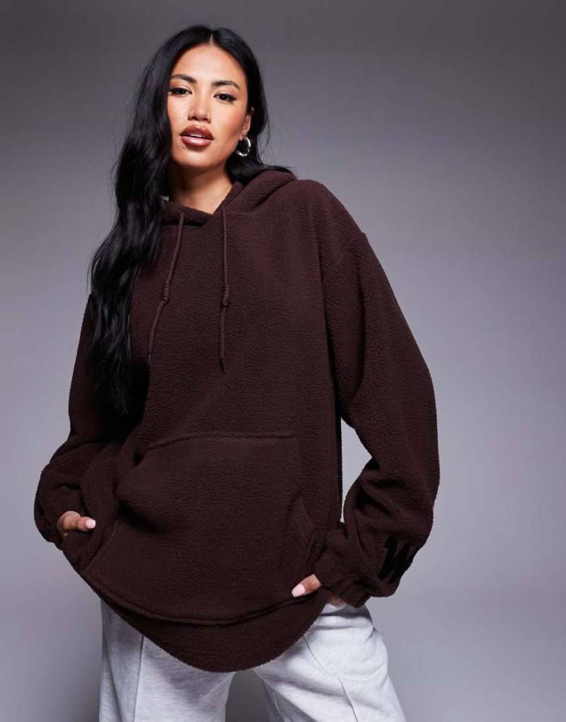Weekend Collective - Schwerer Kapuzenpullover aus Teddyfell in Schokobraun mit WCA-Grafik am Ärmel von ASOS Weekend Collective