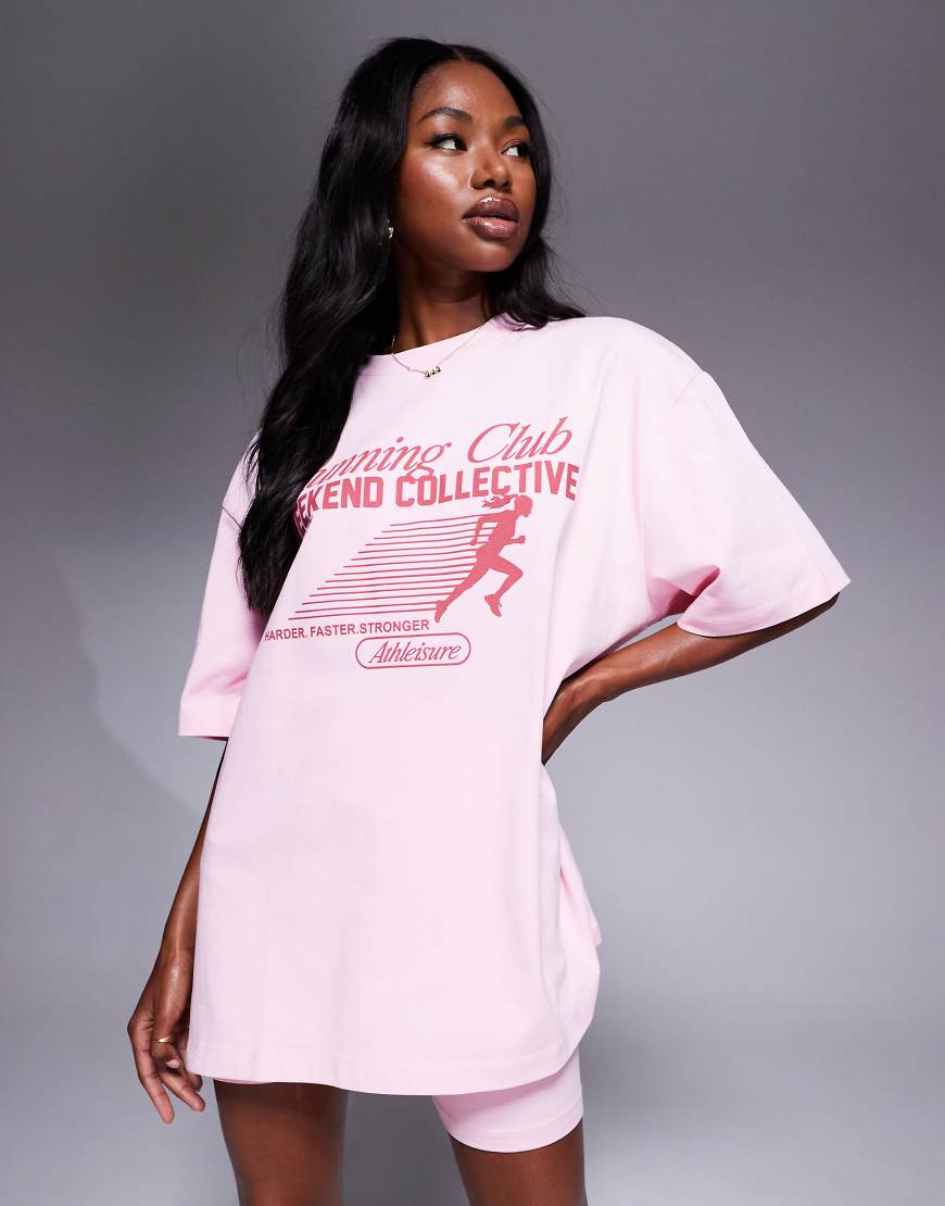 Weekend Collective - Schweres Oversize-T-Shirt in Rosa mit „Running Club"-Grafik, Kombiteil Weekend Collective - Schweres Oversize-T-Shirt in Rosa mit „Running Club"-Grafik, Kombiteil von ASOS Weekend Collective