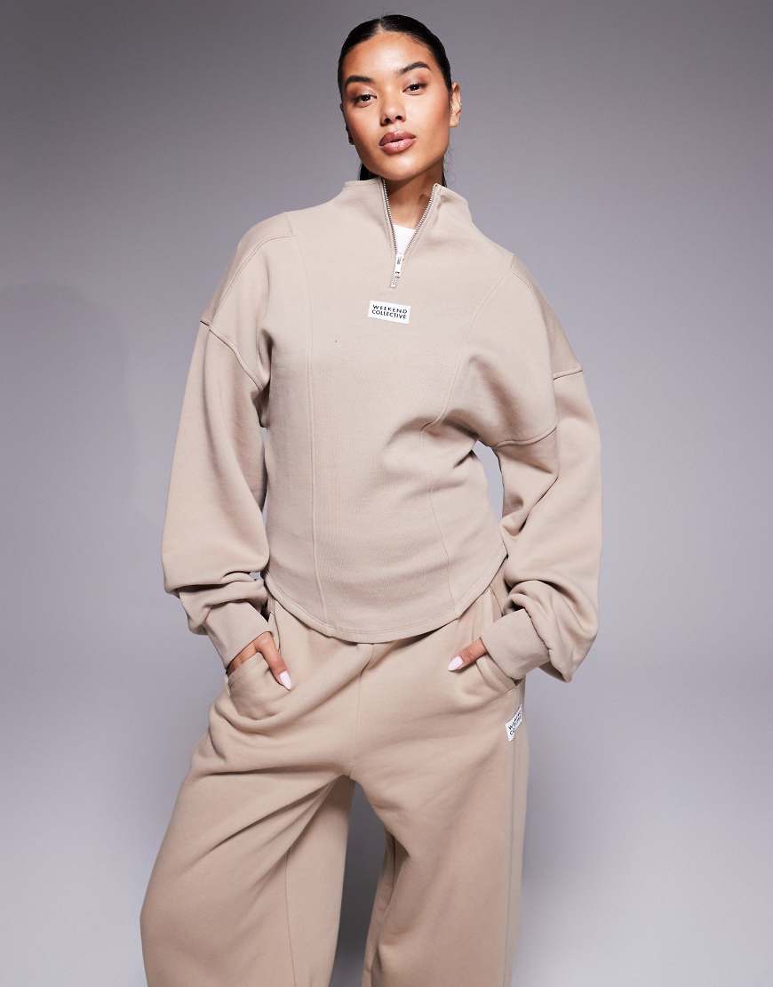Weekend Collective - Schweres Sweatshirt in Mokka aus gemischtem Rippstrick mit kurzem Reißverschluss, Kombiteil-Brown von ASOS Weekend Collective