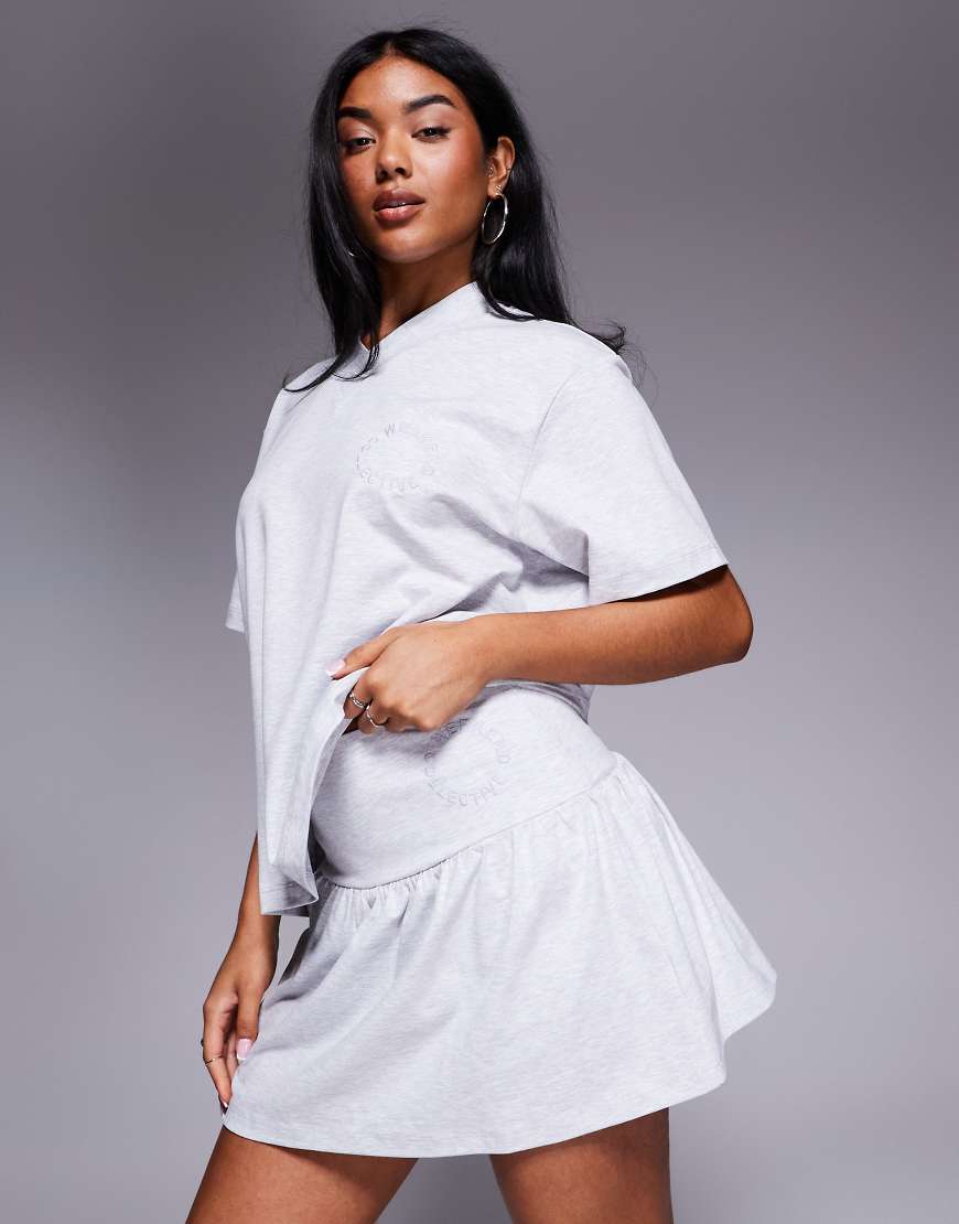 Weekend Collective - Skort in meliertem Grau mit Logo-Stickerei, Kombiteil Weekend Collective - Skort in meliertem Grau mit Logo-Stickerei, Kombiteil von ASOS Weekend Collective