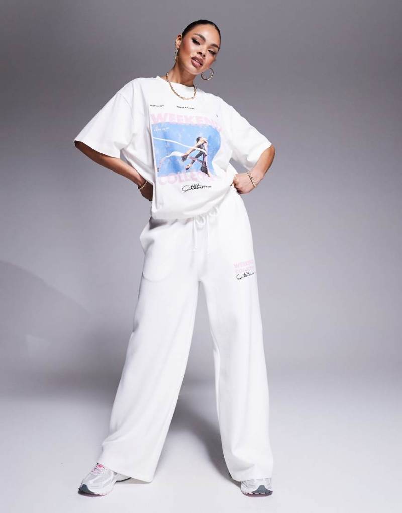 Weekend Collective - Strukturierte, weit geschnittene Jogginghose mit Läufer-Print, Kombiteil-Weiß von ASOS Weekend Collective